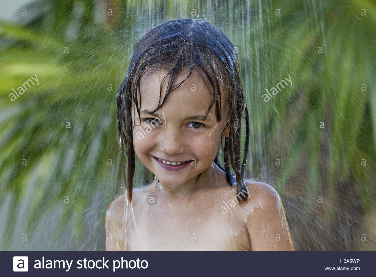 Kleines Mädchen Unter Der Dusche Draußen Im Sommer Stockfoto Bild 122540706 Alamy 