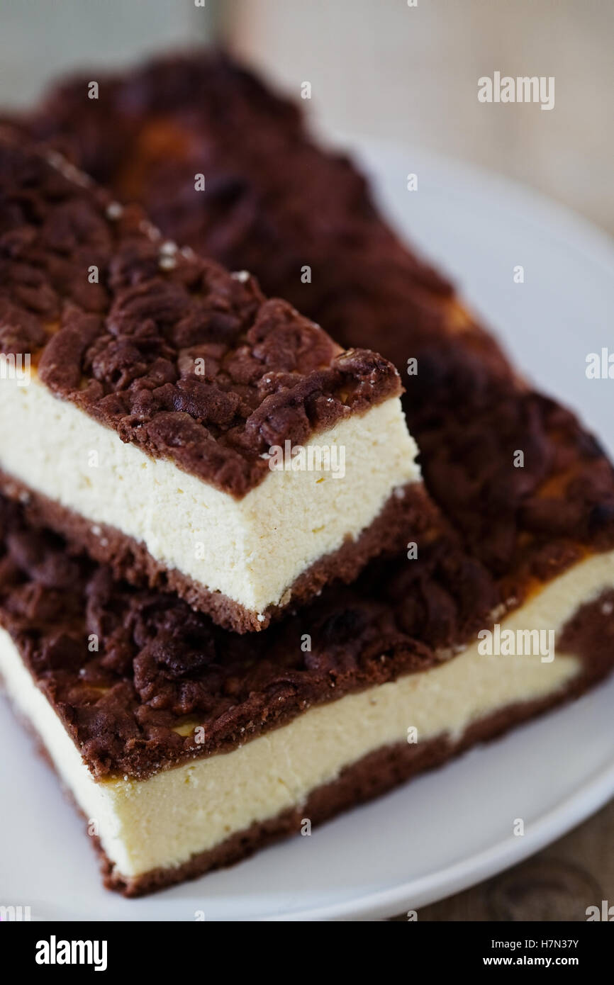 Stück Käsekuchen Bar mit Schoko Mürbeteig und Schokoladen Streusel