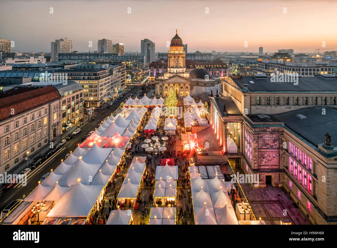 Berlin, Gendarmenmarkt, Gendarmenmarkt, Weihnachtsmarkt vor dem Konzerthaus, Deutscher Dom