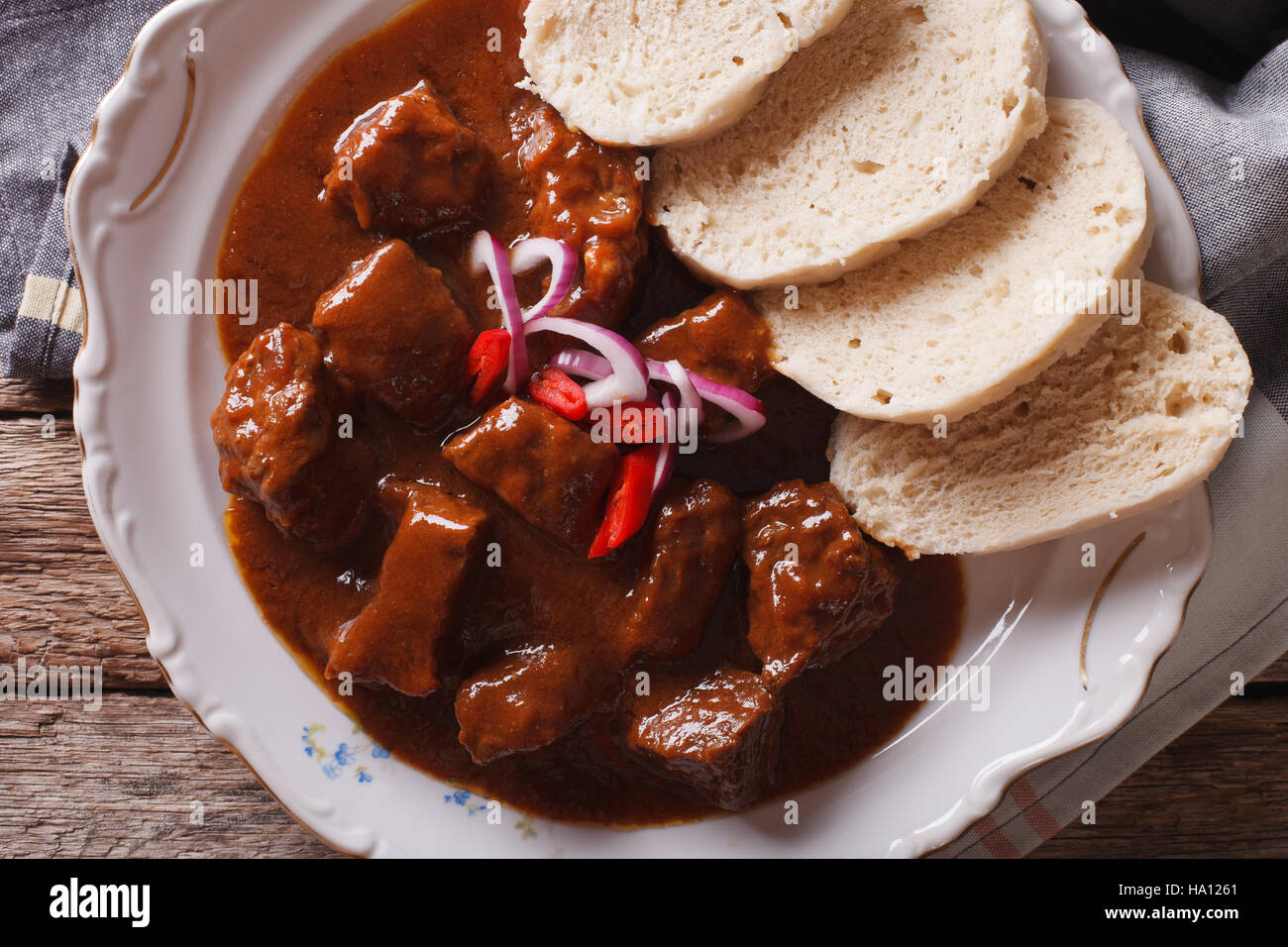 Böhmische Küche Rindfleisch Gulasch mit Knödel Makro auf einem Teller. horizontale Ansicht von