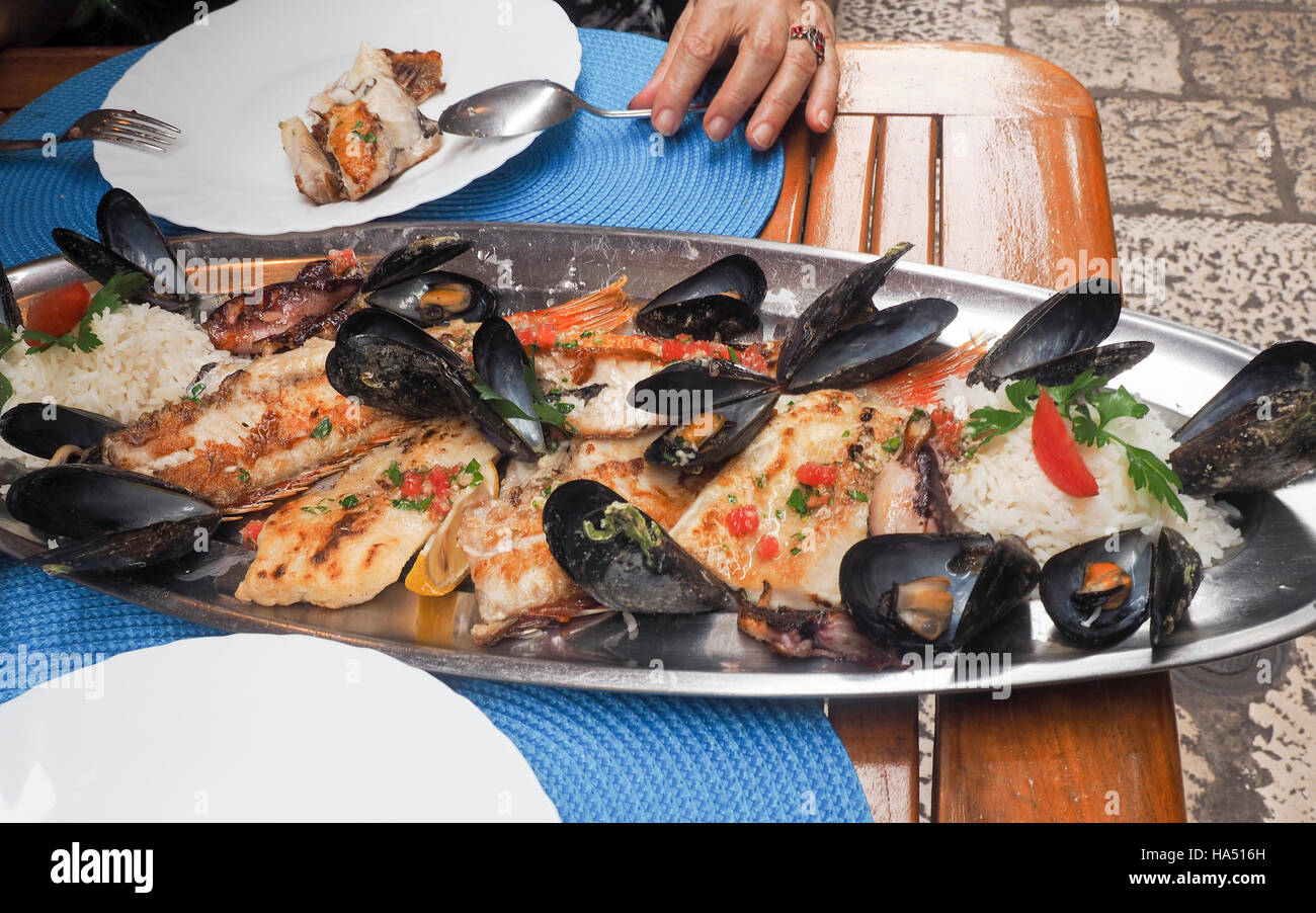 Fischplatte mit Muscheln, Garnelen, Fisch und Tintenfisch fotografiert ...