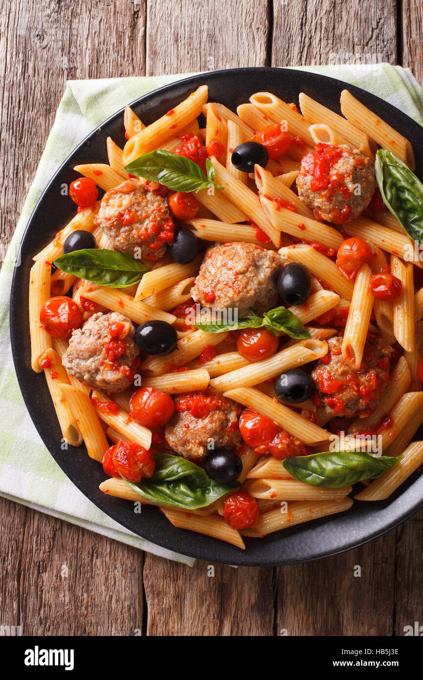 Italienische Küche: Pasta mit Fleischbällchen, Oliven und Tomaten Sauce ...