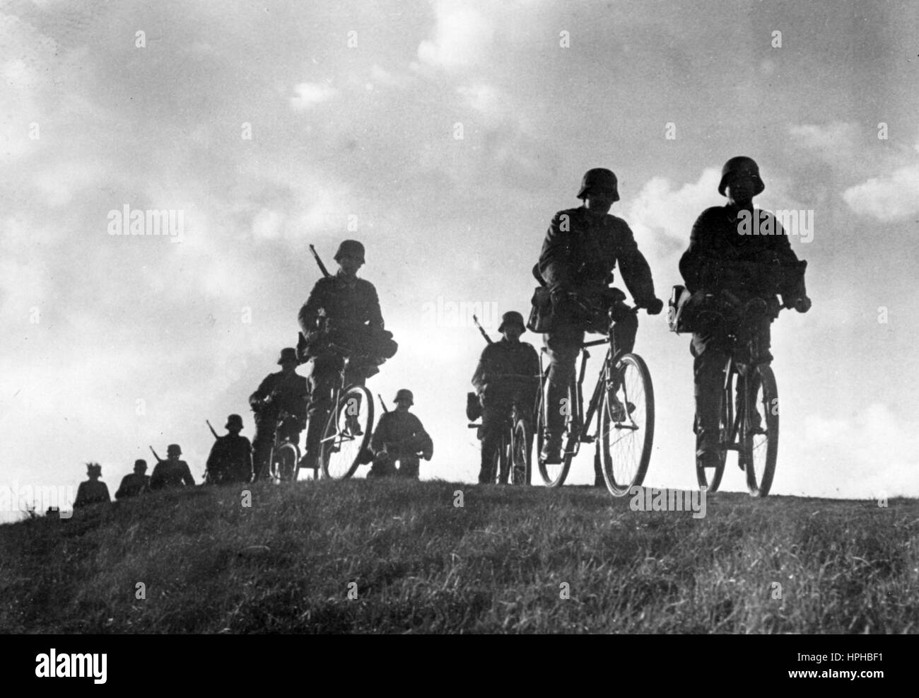 die-ns-propaganda-bild-zeigt-elemente-der-eine-deutsche-wehrmacht-fahrrad-truppe-auf-einer-ubung-veroffentlicht-im-januar-1941-ein-nazi-reporter-hat-auf-der-ruckseite-des-bildes-am-02011941-geschrieben-durch-kontinuierliche-ubungen-die-leistung-unserer-soldaten-erhoht-ein-fahrrad-geschwader-in-der-ausbildung-jedes-hindernis-muss-angegangen-werden-auf-dem-marsch!-foto-berliner-verlag-kein-draht-service-archiv-weltweite-nutzung-hphbf1.jpg