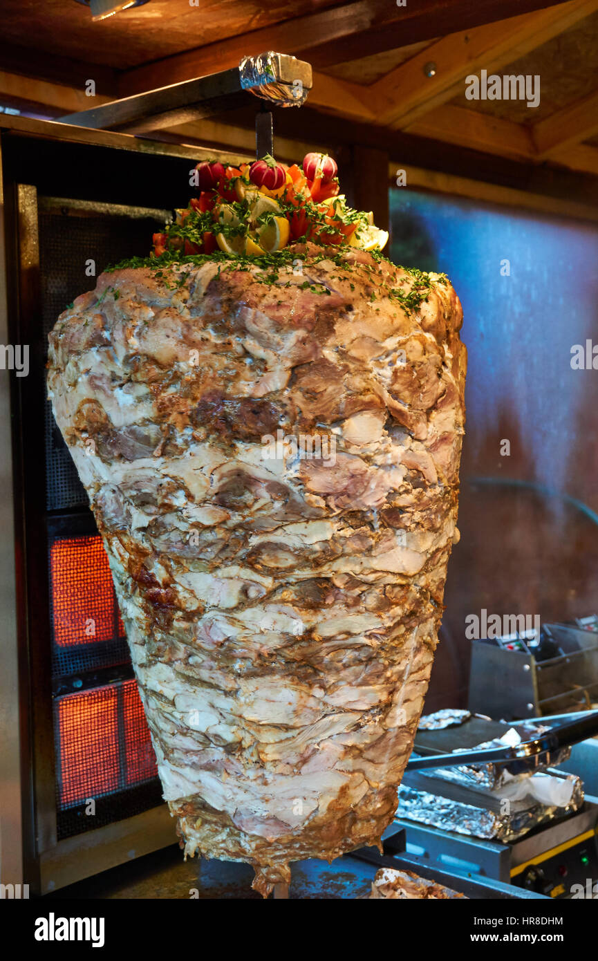 Traditionelle türkische Döner Kebab-Fleisch auf einem rotierenden grill ...