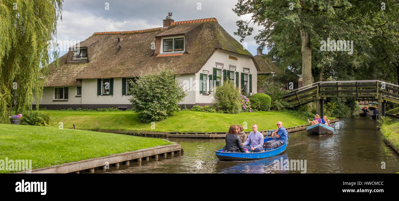 Panorama Von Touristen In Ein Elektrisches Boot In Den Kan Len Von