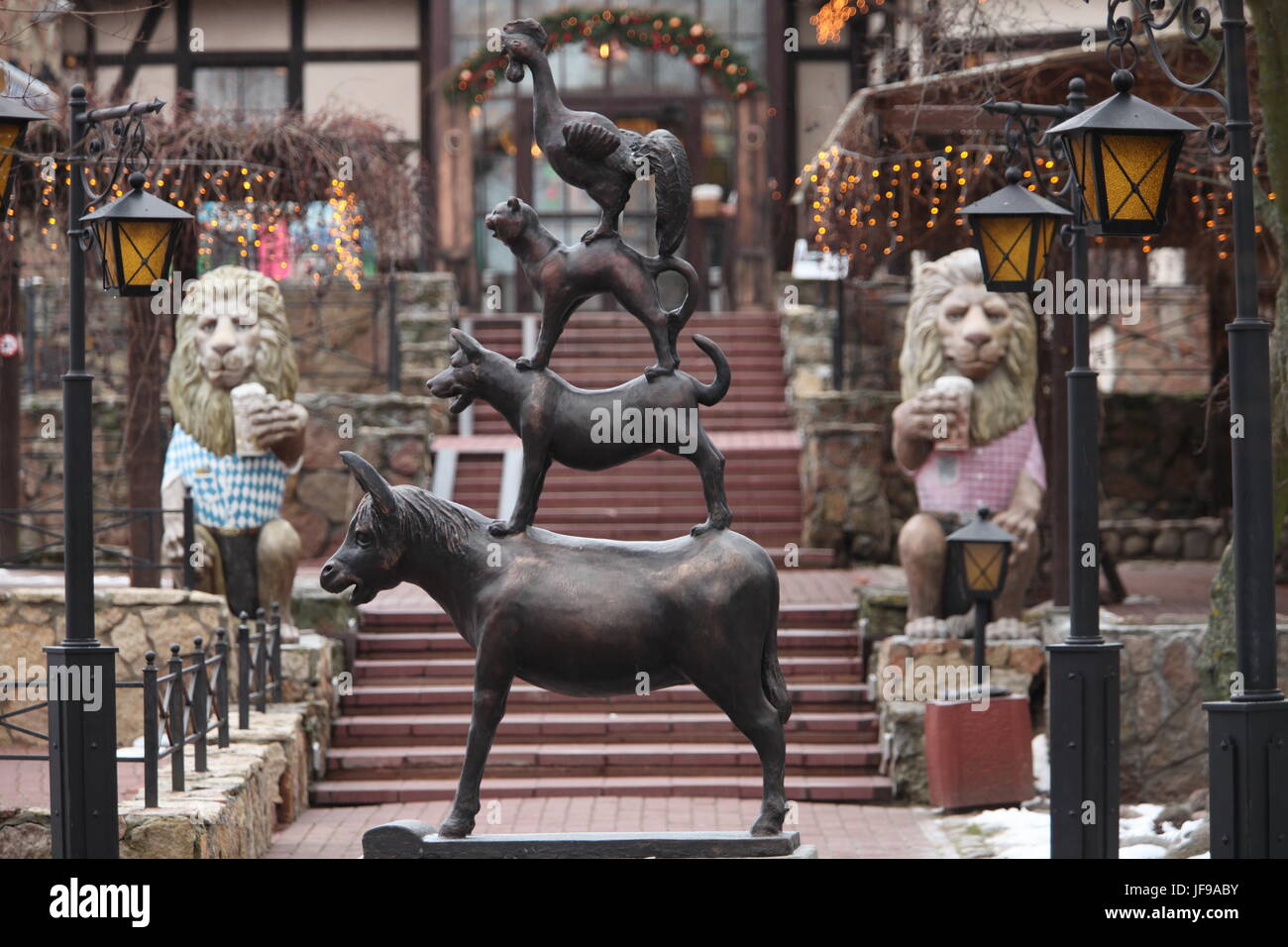 Statue Esel, Hund, Katze und Hahn Stockfoto, Bild 147108527 Alamy