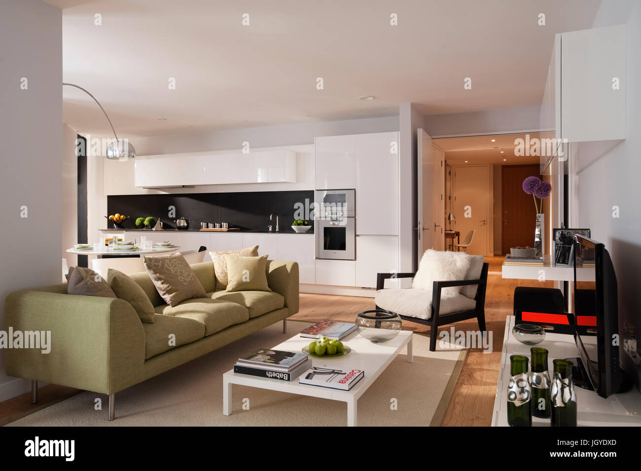 Offenen Wohnraum und Küche mit grünen sofa Stockfoto, Bild ... Offenen Wohnraum und Küche mit grünen sofa Stockfoto, Bild ...