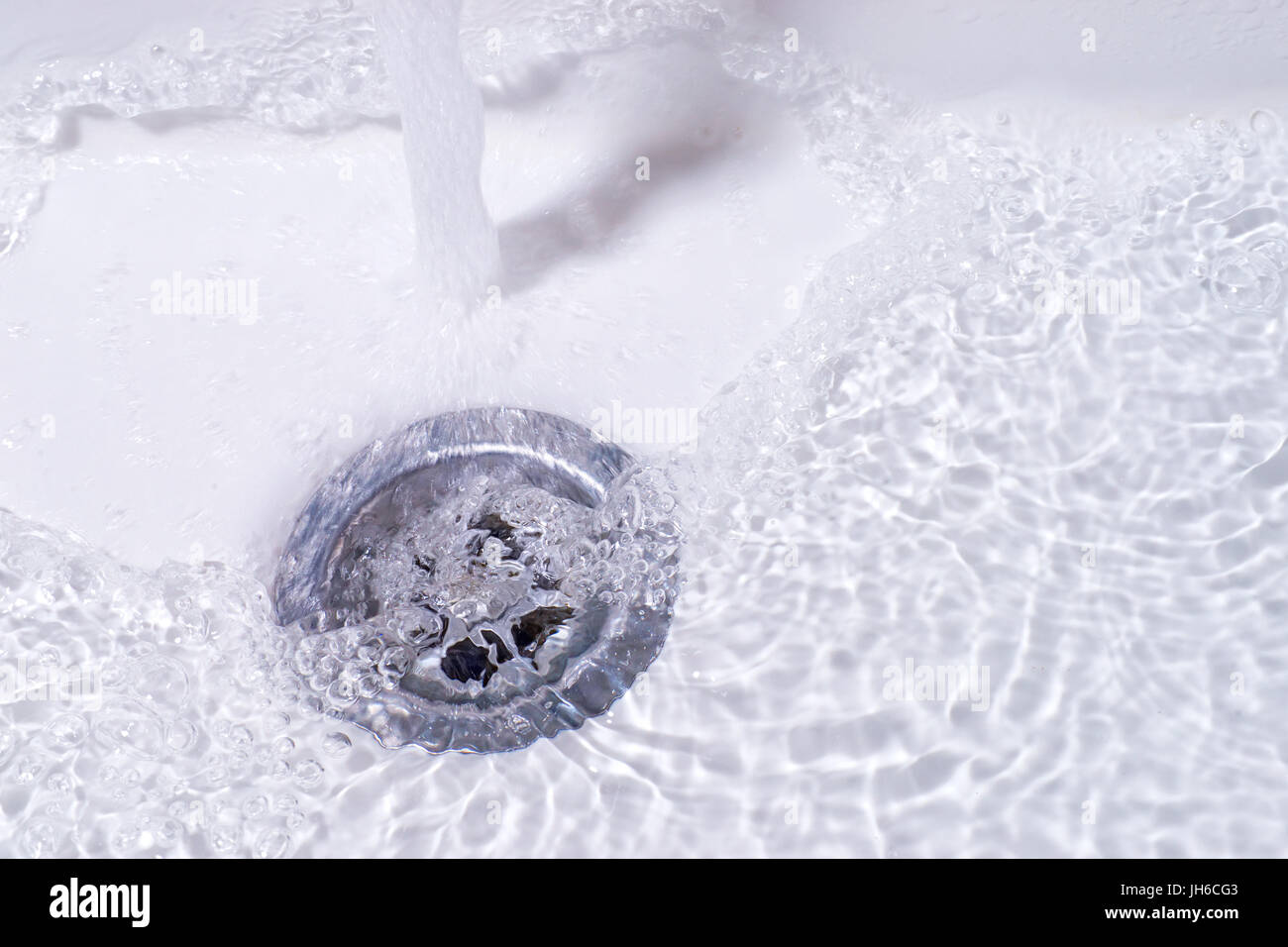 Wasser in den Abfluss läuft. Waschbecken im Badezimmer hautnah ... Wasser in den Abfluss läuft. Waschbecken im Badezimmer hautnah ...