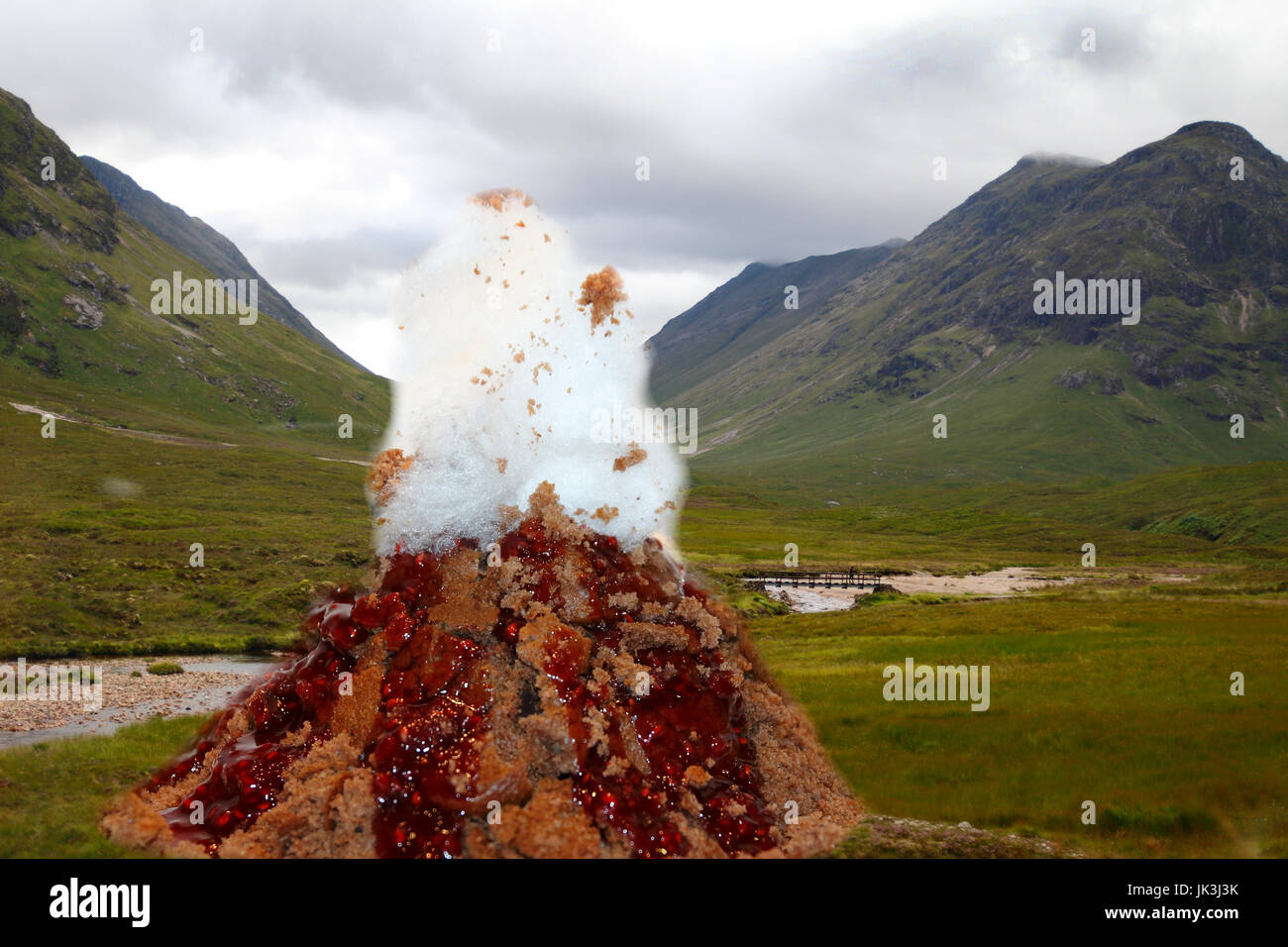 Vulkan-Kuchen Mit Himbeer Sosse Lava Und Zuckerwatte Rauch Stockfoto