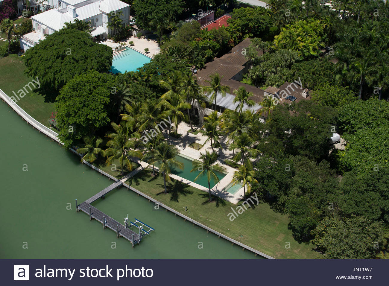 Phil Collins Neues Haus In Miami 23 Juni 2015 Abgebildet Barry Gibb Haus Ist Auf Der Linken Seite Gesehen Achtziger Jahre Sanger Phil Co Outdoor Water Bee Gees