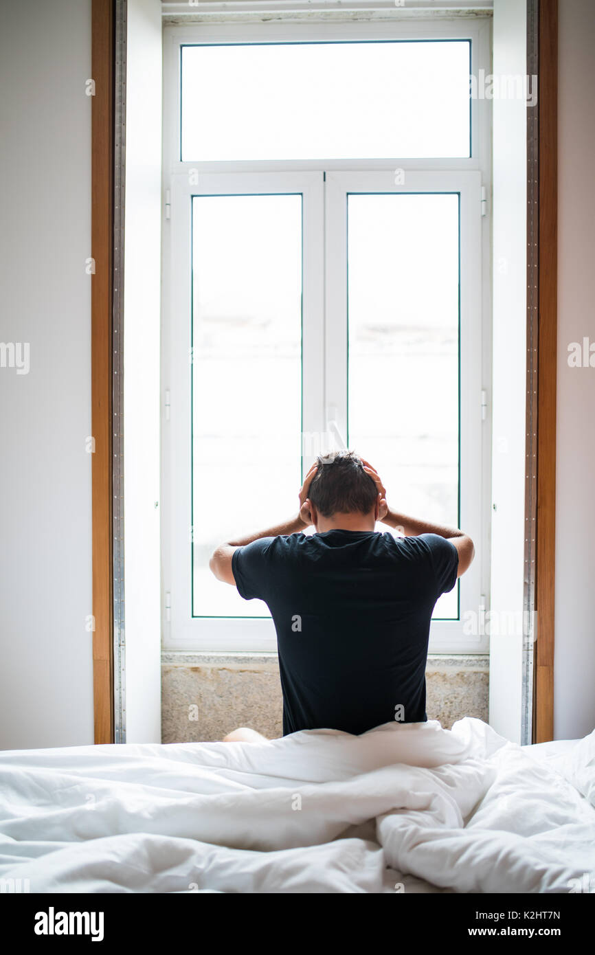 Man Gefühl Rückenschmerzen im Bett nach dem Schlafen Stockfoto, Bild ... Man Gefühl Rückenschmerzen im Bett nach dem Schlafen Stockfoto, Bild ...