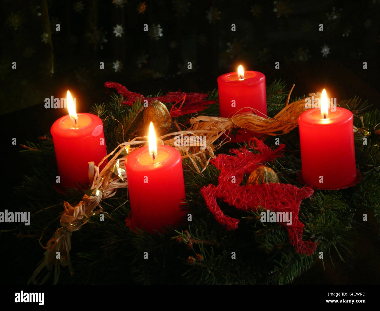 Adventskranz mit Vier brennenden Kerzen, Kerzenlicht auf der Vierten ...