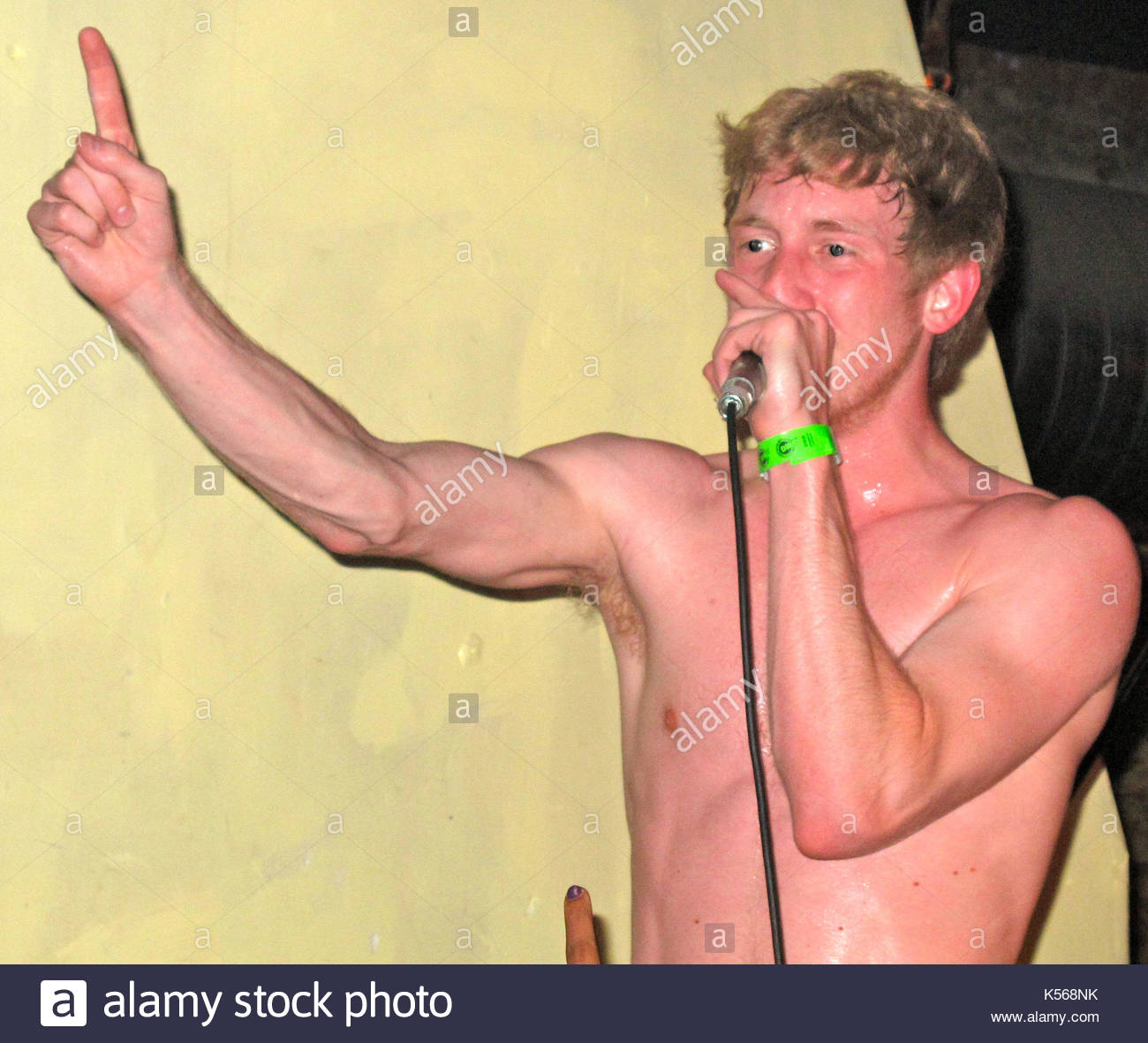 Asher Roth. Rapper Asher Roth Konzert Fotos von seiner Show im El