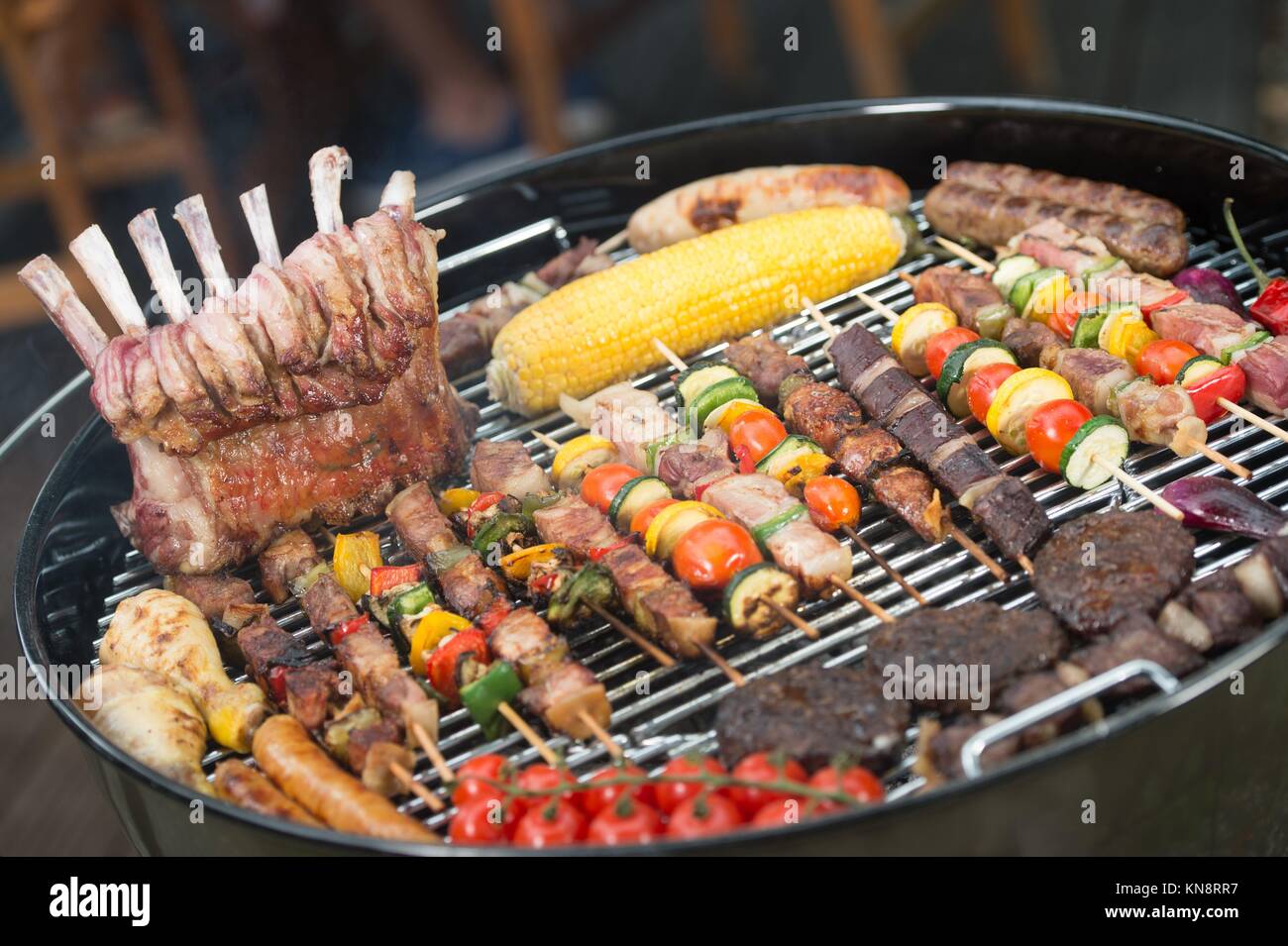 Sortierte lecker Gegrilltes Fleisch mit Gemüse über den