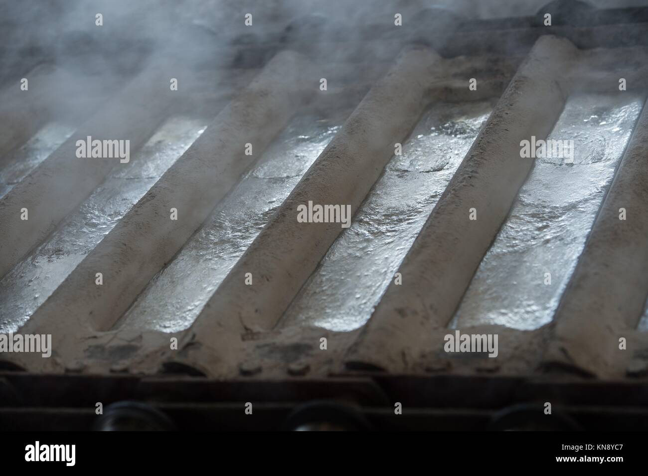 Stapel von raw Aluminium-barren in Aluminium Profile Fabrik, Frankreich ...