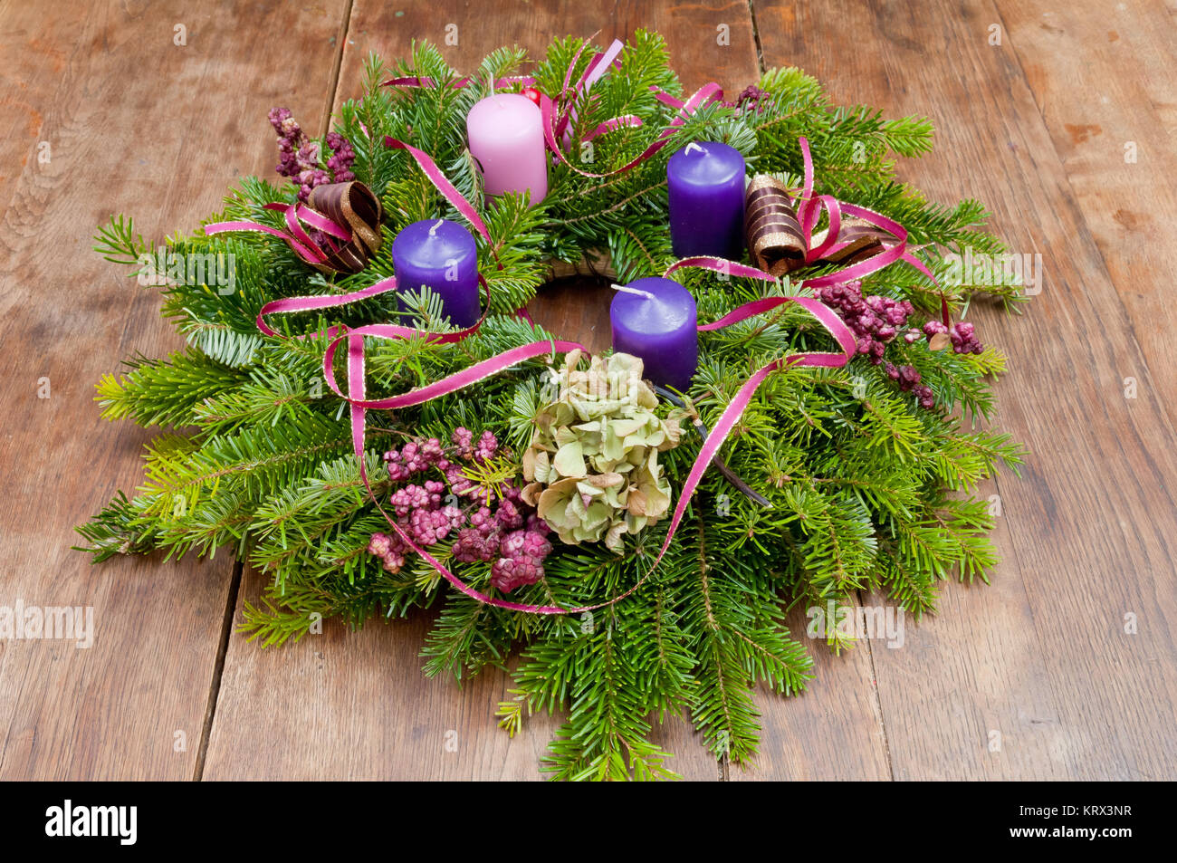 Weihnachten Kranz Adventkranz mit Kopie Raum Stockfoto, Bild 169604115