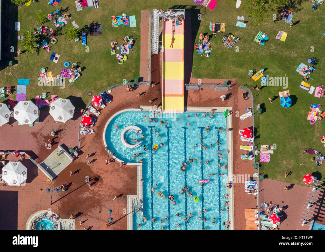 Liegewiese Folie Wasserrutschbahn Schwimmbad Sonnenschirme