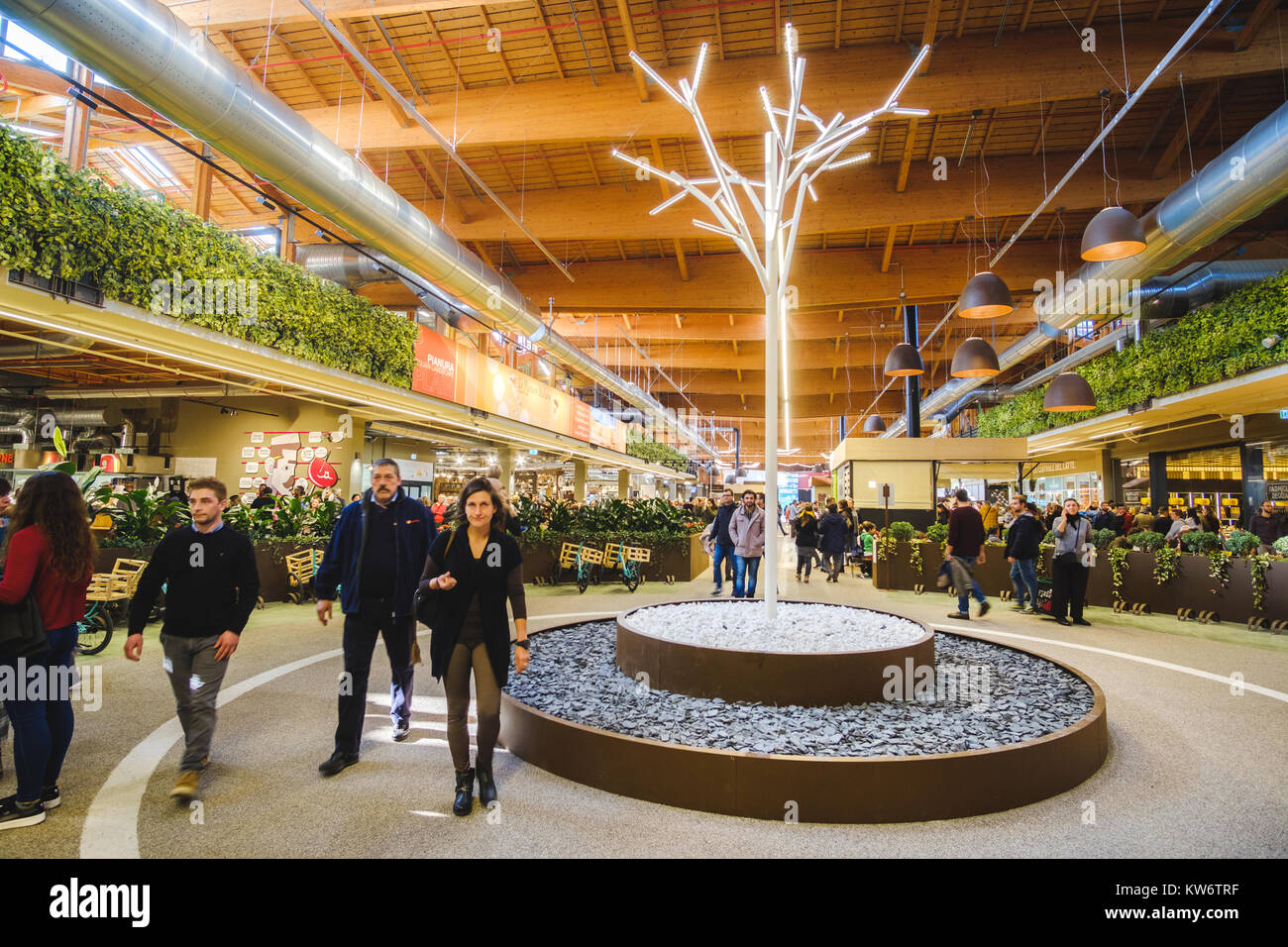 Menschen gehen moderne Interieurs Supermarkt Fico Eataly Welt ... Menschen gehen moderne Interieurs Supermarkt Fico Eataly Welt ...