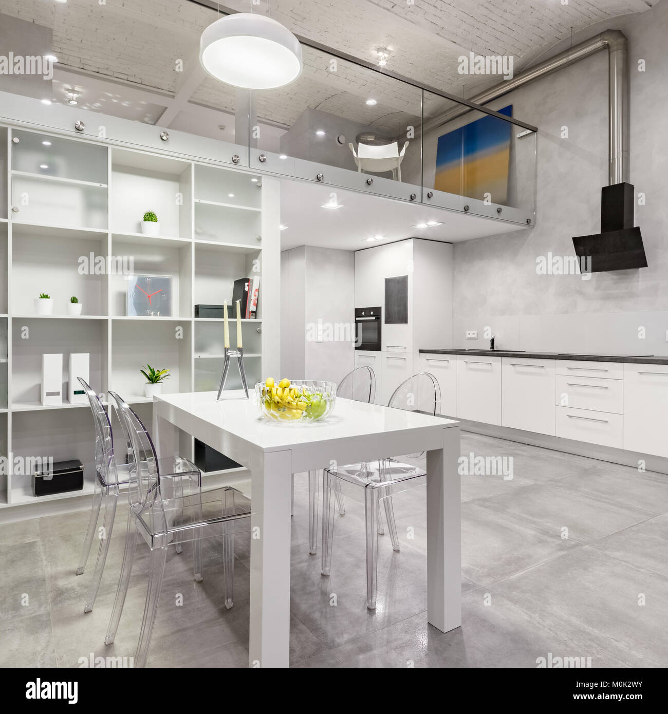 Loft Interieur mit weißer Tisch, transparenten Stühle und ... Loft Interieur mit weißer Tisch, transparenten Stühle und ...