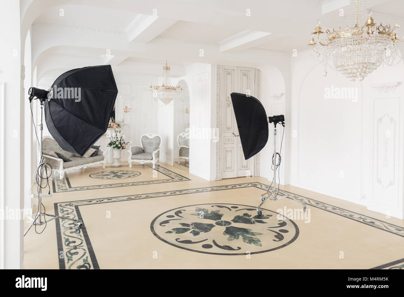 http://c8.alamy.com/compde/m4rm5k/fotostudio-mit-moderner-beleuchtung-leichte-feder-zimmer-studio-interieur-luxuriose-einrichtung-mit-tageslicht-m4rm5k.jpg