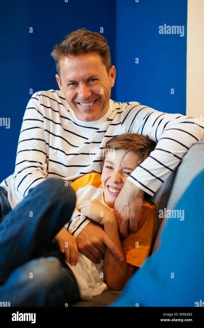 Happy Kitzeln Vater Sohn Auf Der Couch Zu Hause Stockfotografie Alamy