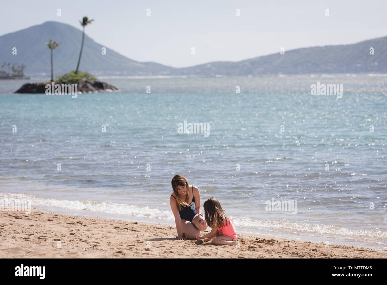 Mutter in bikini Fotos und Bildmaterial in hoher Auflösung Alamy
