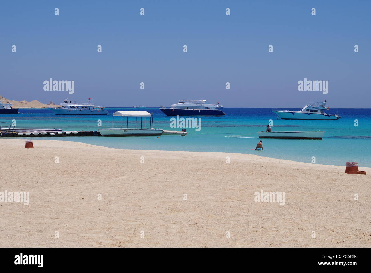 Strand Und Steg Mit Luxuri Sen Yachten Auf See Von Mahmya Giftun Insel