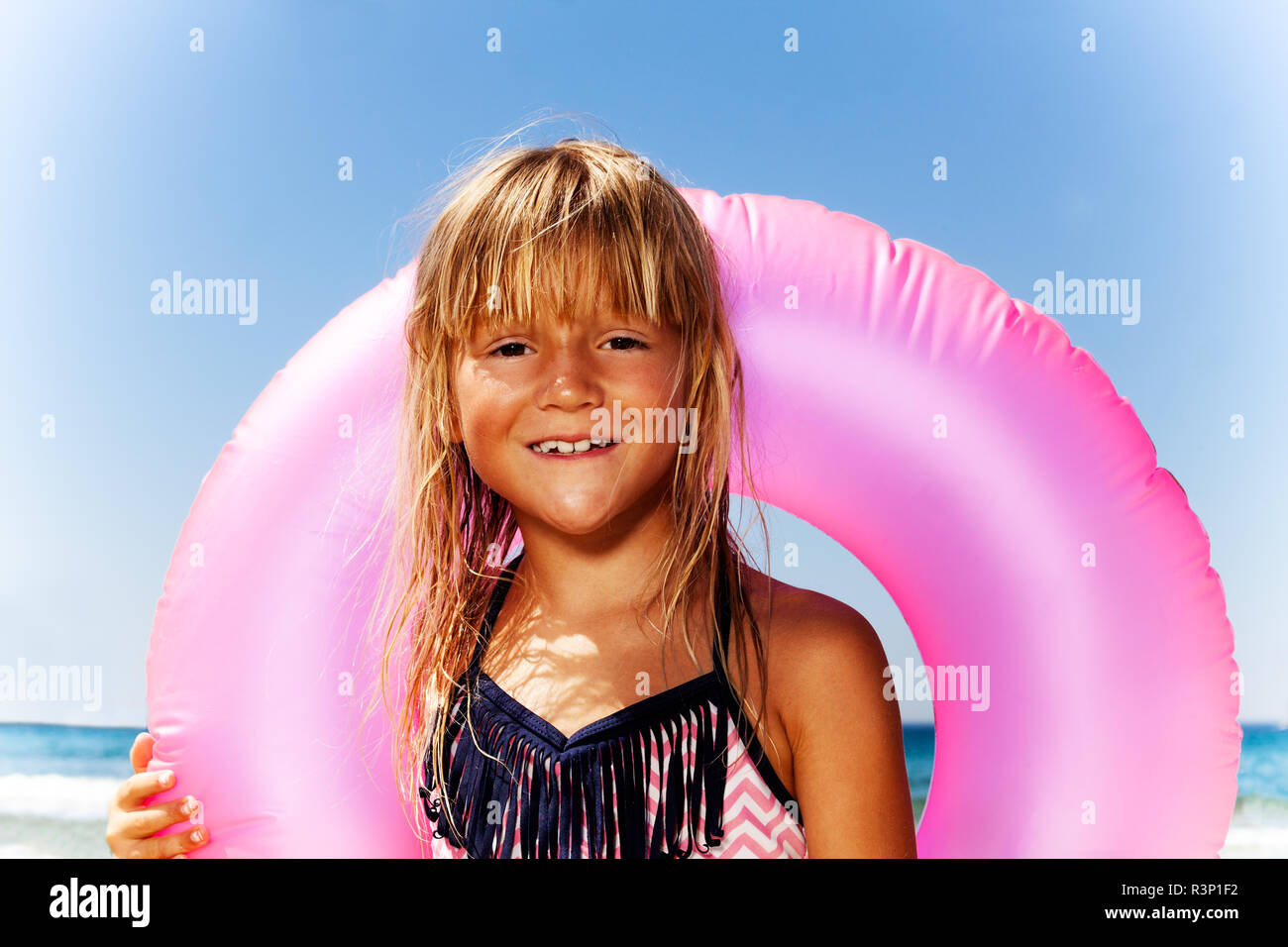 Kline mädchen bikini Fotos und Bildmaterial in hoher Auflösung Alamy