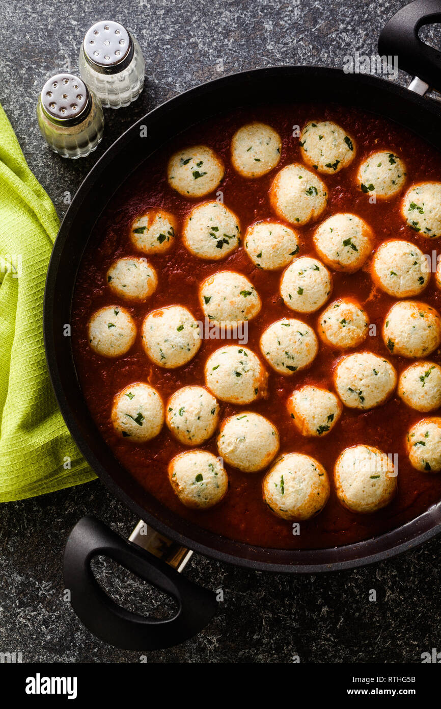 K Se Vegetarisch Ricotta Frikadellen In Tomatenso E In Der Pfanne