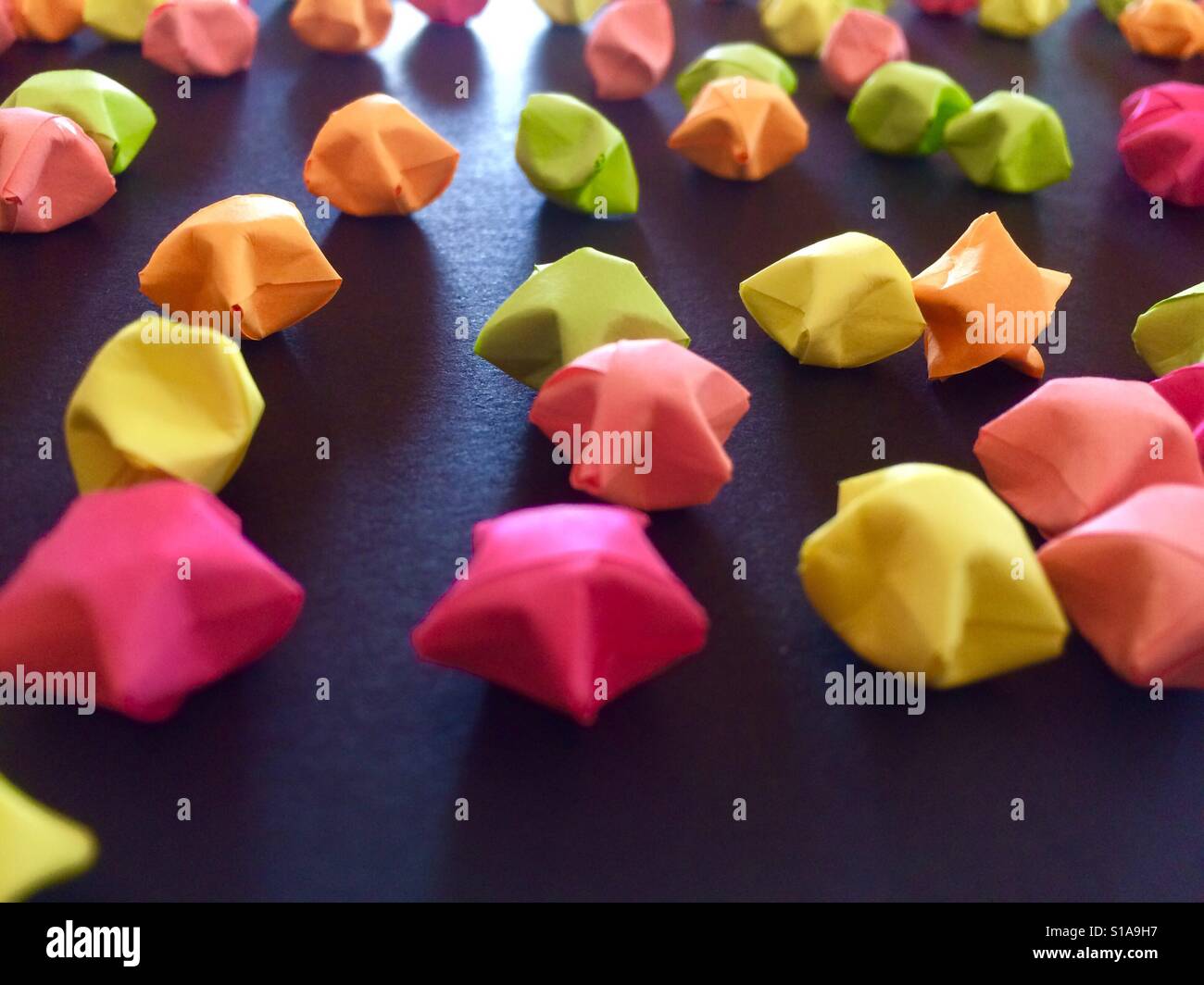 Origami Stern; Beginnen Sie mit einen Streifen Papier, ca. 11 Zoll lang