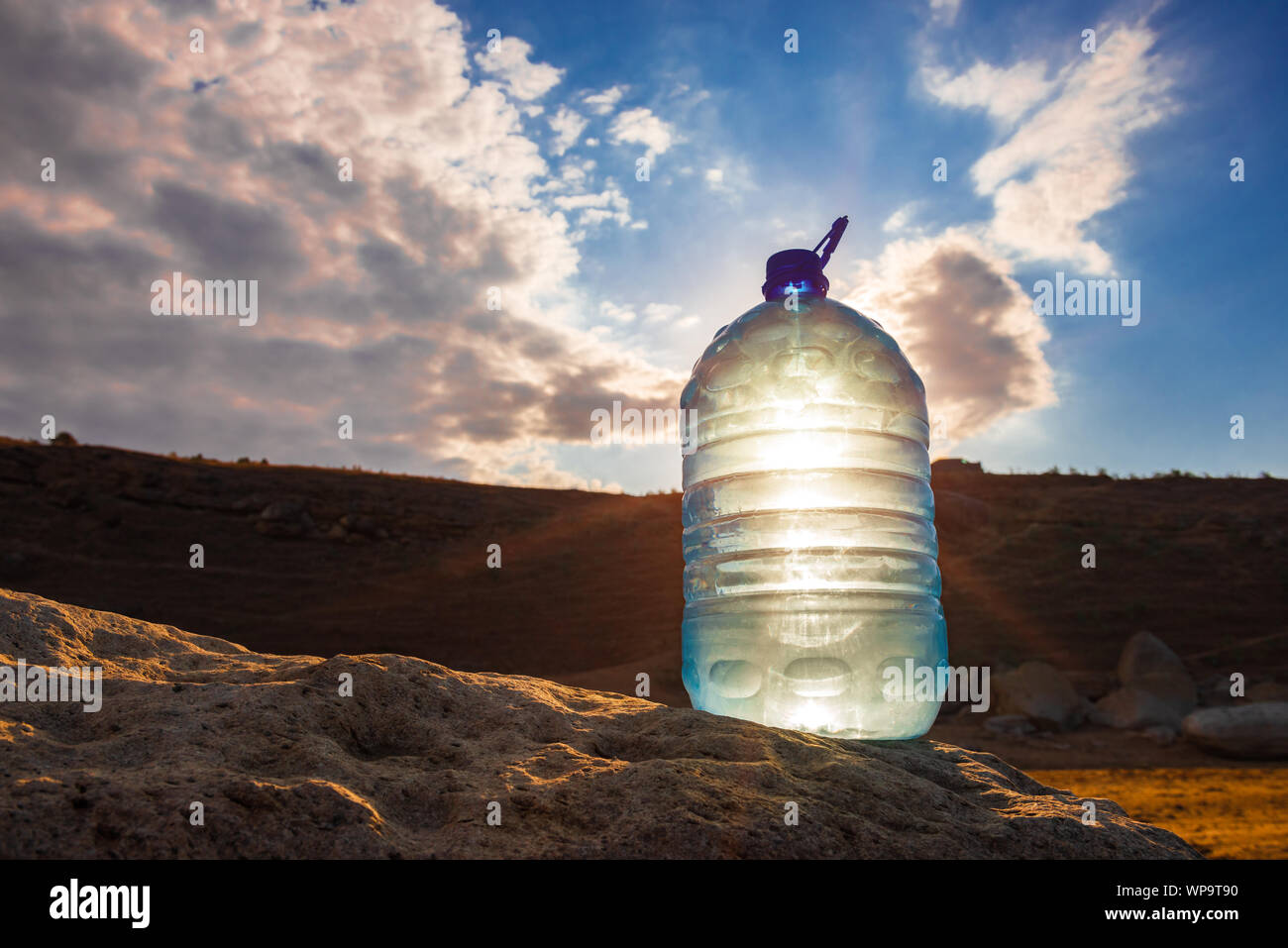 Eine Flasche Reines Mineralwasser Fotos Und Bildmaterial In Hoher