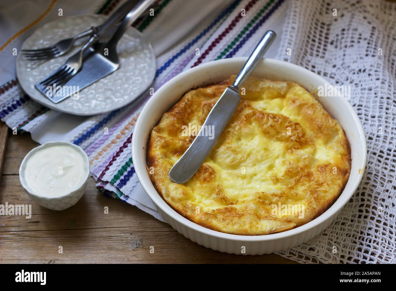 Banitsa búlgara un tradicional de los Balcanes o filo hojaldre