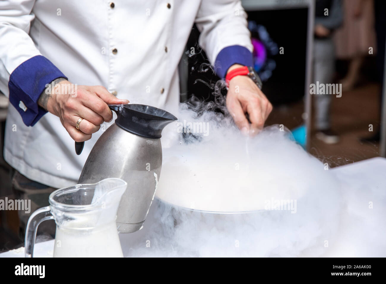 El Chef Est Haciendo Helado Con Nitr Geno L Quido Fotograf A De Stock