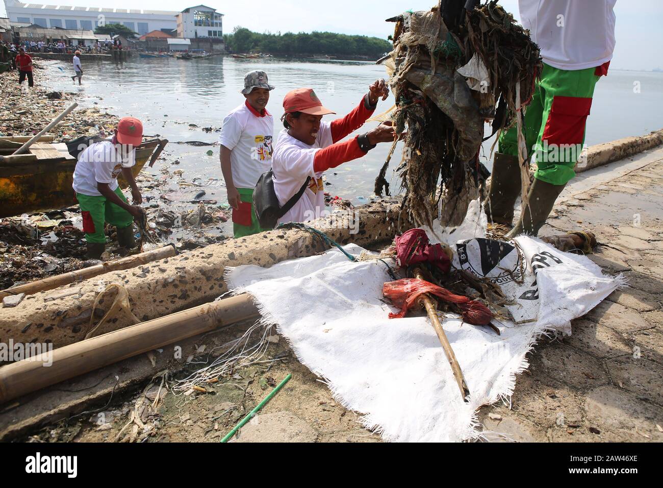 Los Residentes Y El Gobierno Local De Lampung Fueron Vistos Limpiando