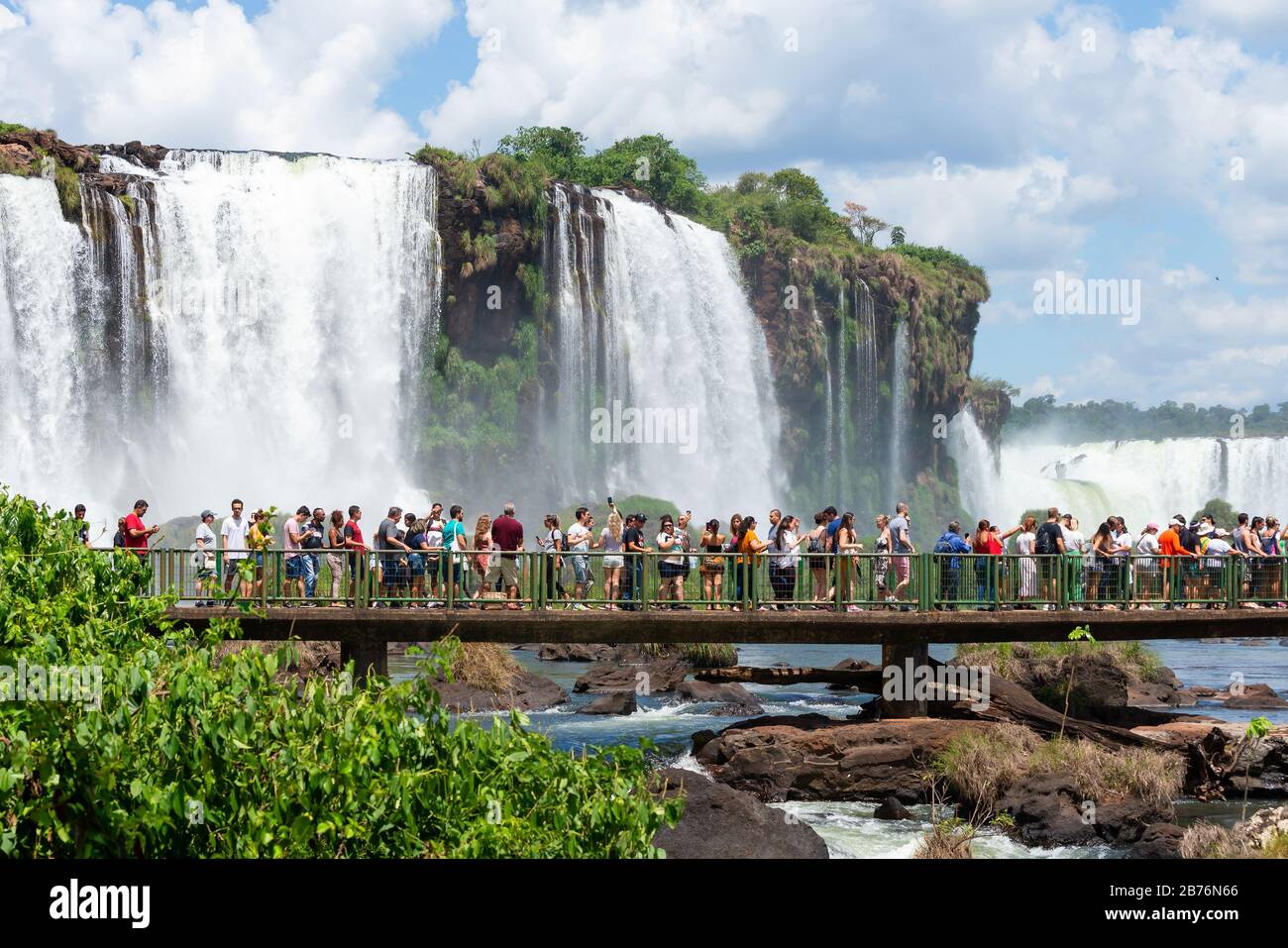 Multitud De Turistas En Una Pasarela Que Visita Las Cataratas Del