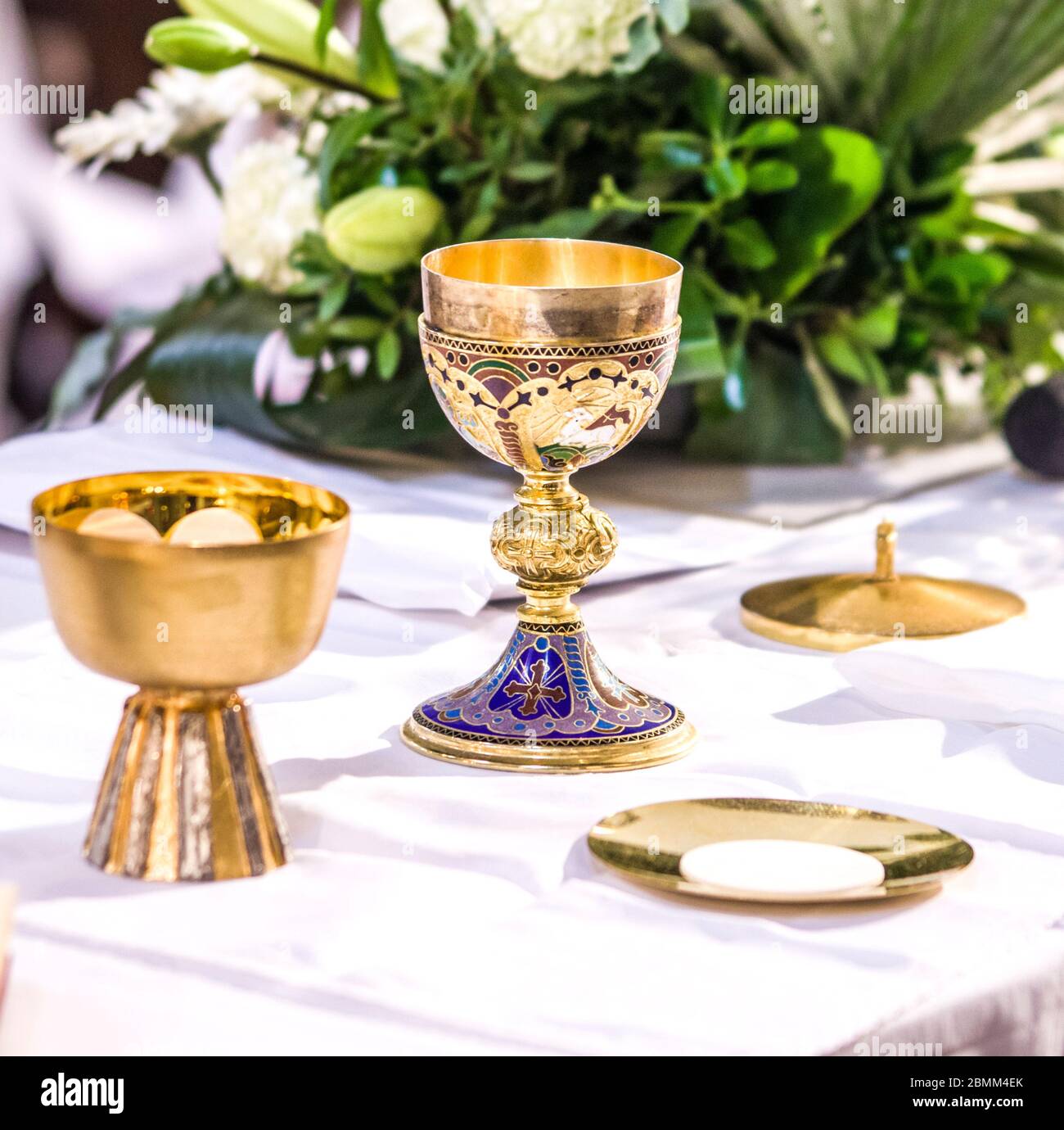 Altar Con Hostia Consagrada Que Se Convierte En El Cuerpo De Jesucristo