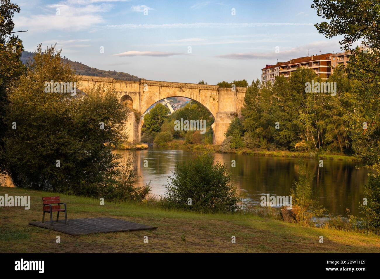 Puente romano en Ourense Galicia España sobre el río Miño y el