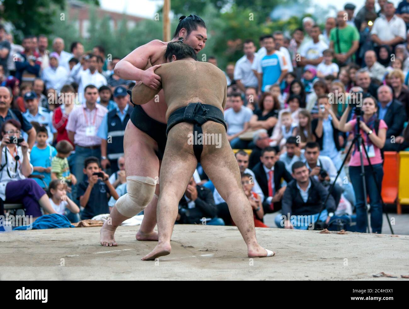 Los Luchadores Japoneses De Sumo Participan En La Batalla Durante Una