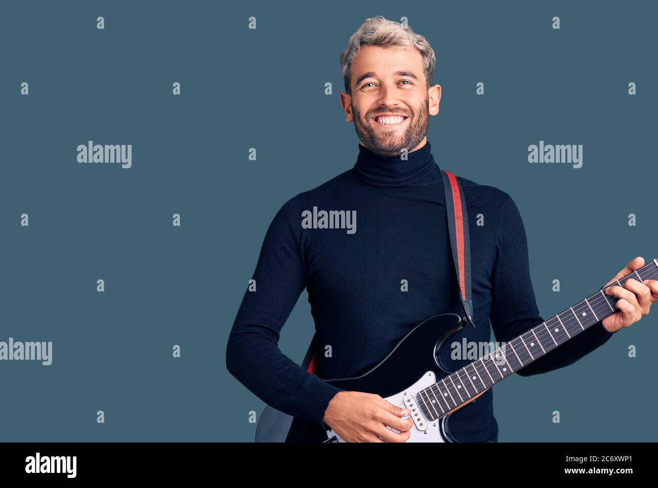 Joven Hombre Rubio Guapo Tocando Guitarra El Ctrica Con Un Aspecto