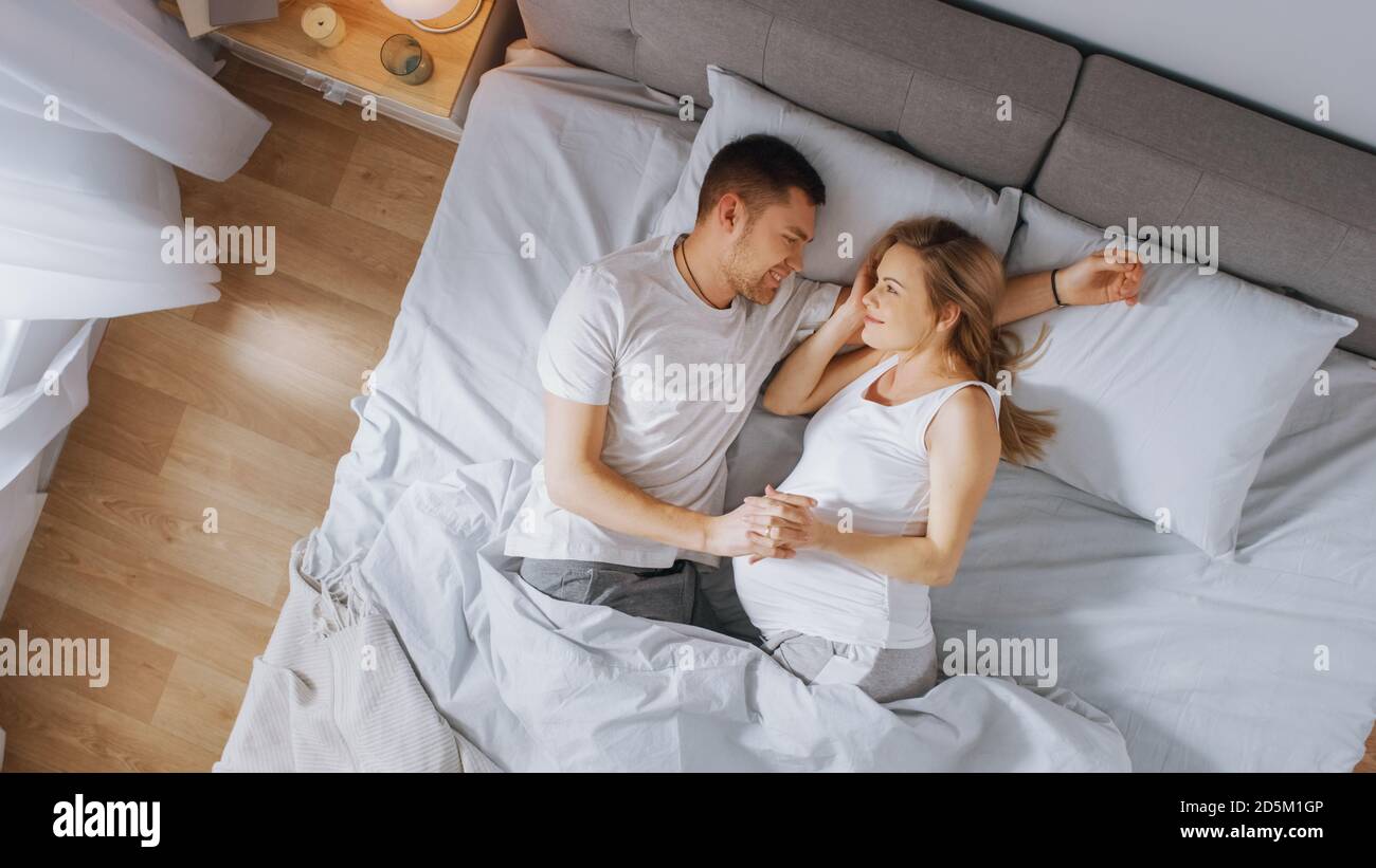 Feliz Joven Pareja Que Se Cuddling Juntos En La Cama La Joven Mujer