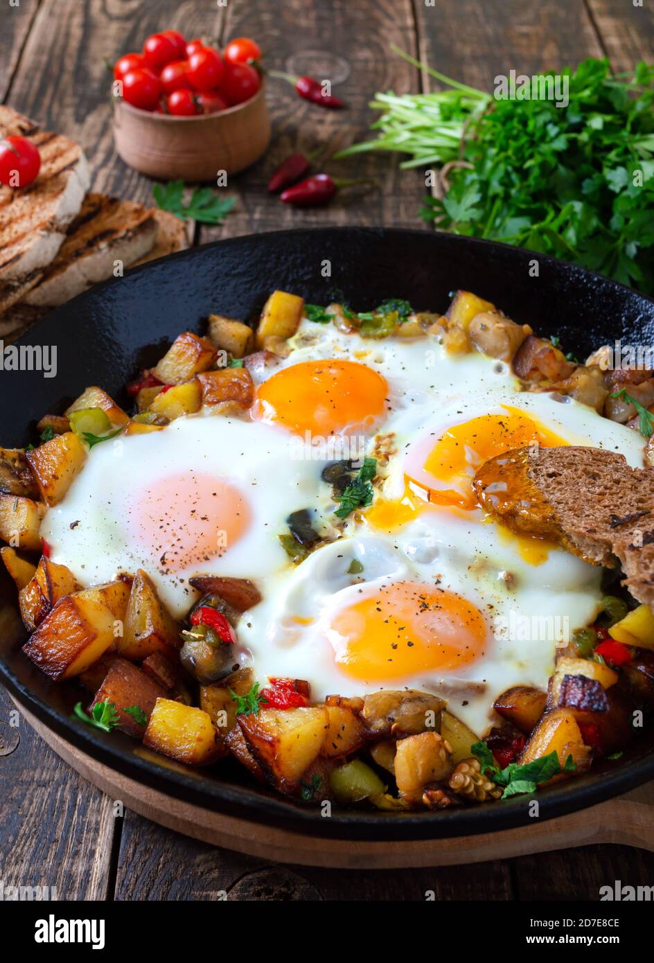 Huevos Fritos Con Verduras Shakshuka En Una Sart N Y Pan De Centeno