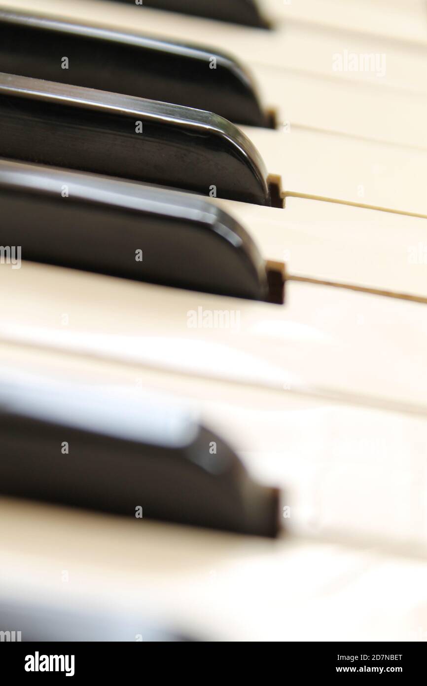 Teclas de piano en blanco y negro de instrumentos fotografías e