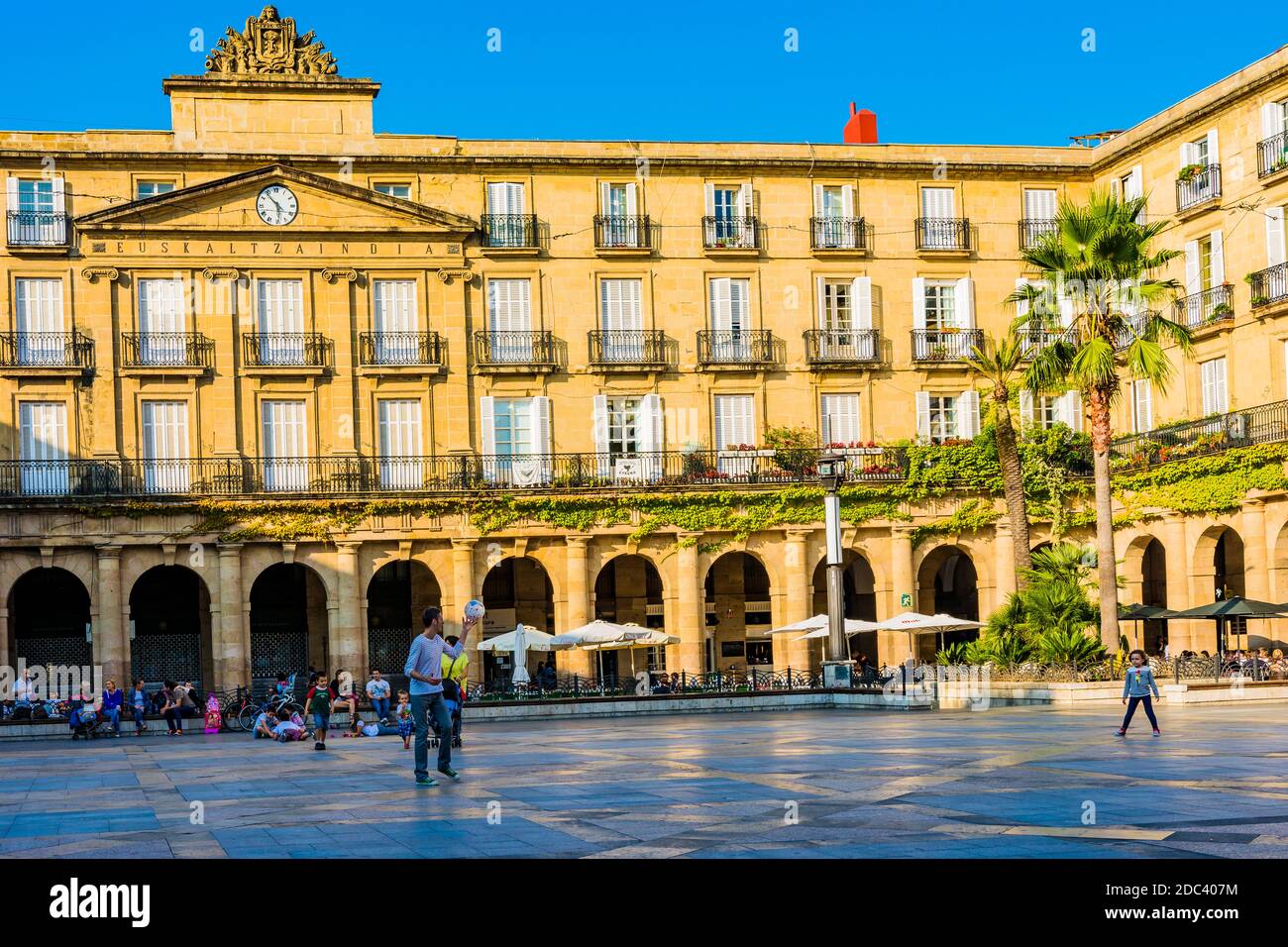 La Plaza Nueva O Plaza Barina De Bilbao Es Una Monumental Plaza De