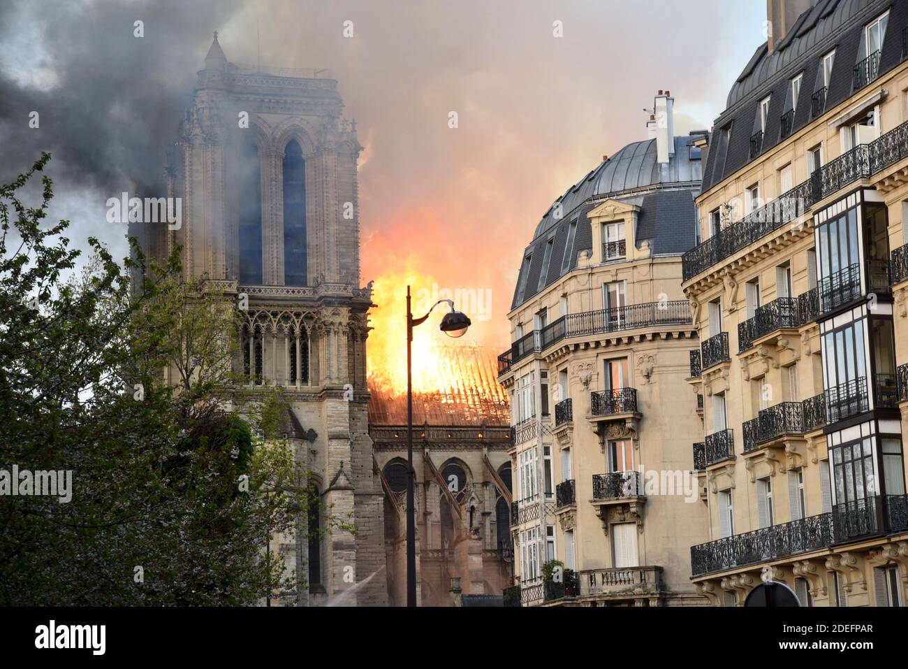 El Humo Y Las Llamas Se Levantan De La Catedral De Notre Dame El 15 De