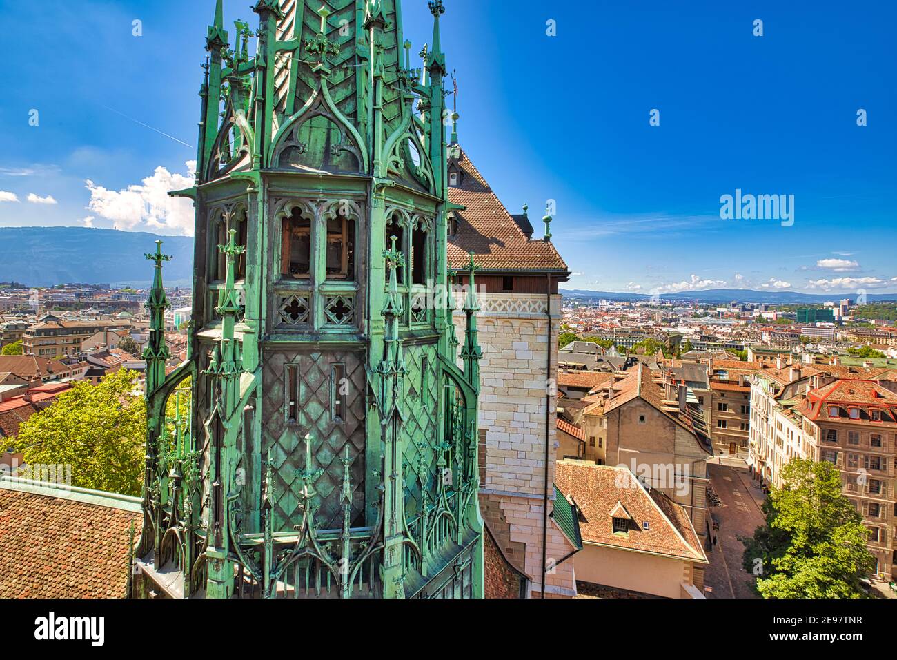 Aguja gótica y campanario de la Catedral de Saint Pierre en el casco