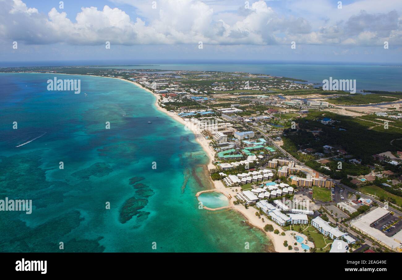 Impresionante vista aérea de la costa de Seven Mile Beach Grand Cayman