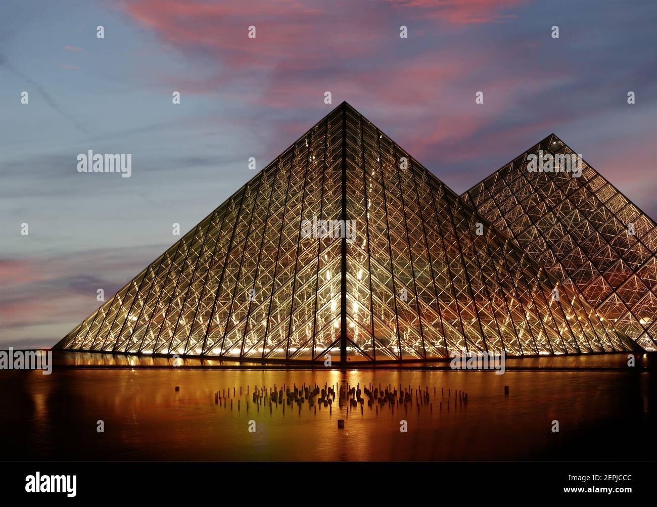 El Palacio Del Louvre Y La Pir Mide Que Se Complet En Por La