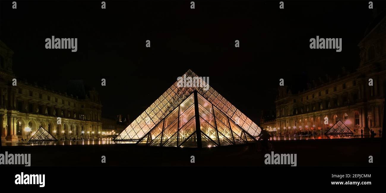 El Palacio del Louvre y la Pirámide que se completó en 1989 por la