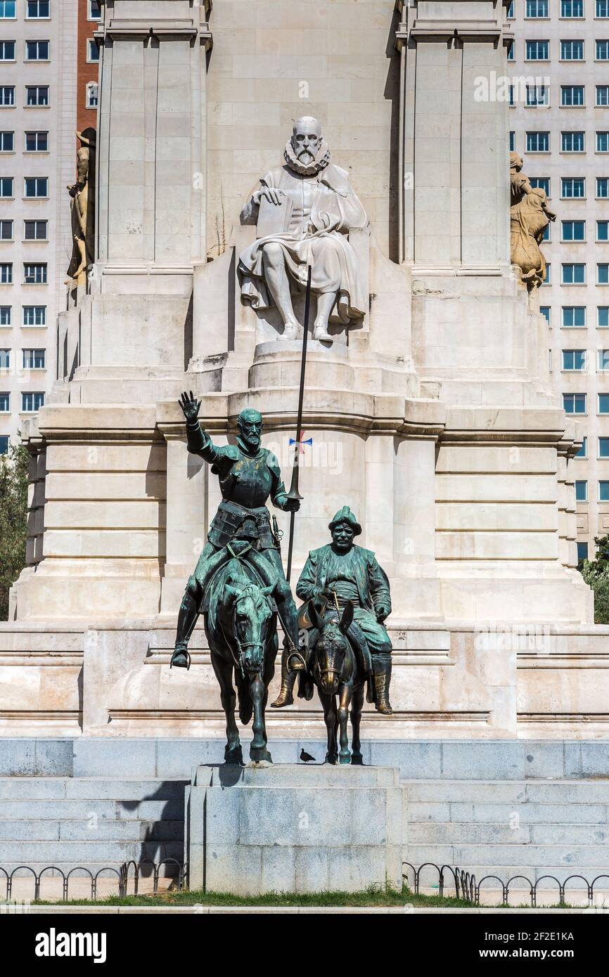 Estatuas de Don Quijote y Sancho Panza en la Plaza de España en Madrid