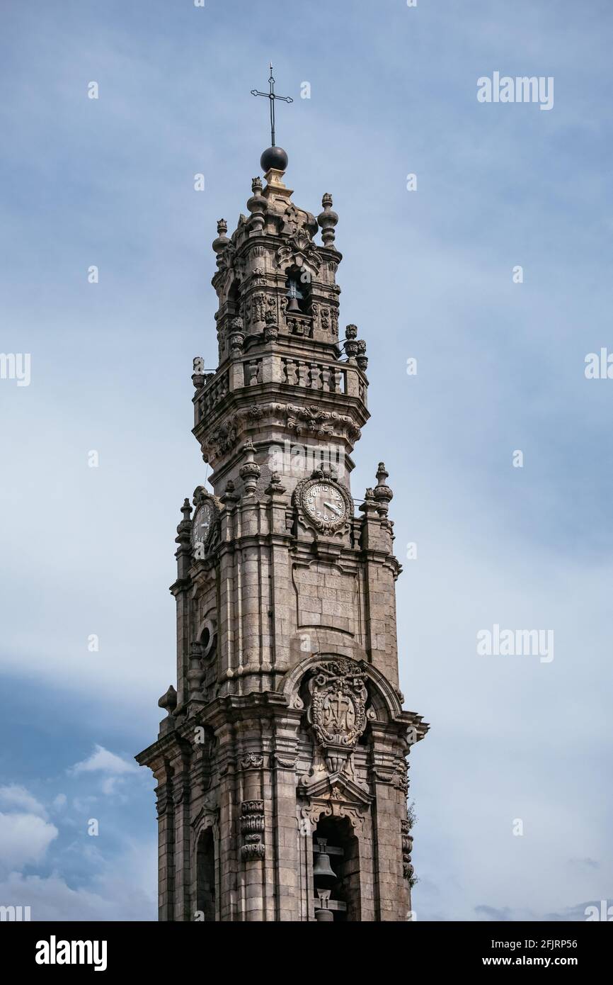 La icónica Torre de los Clérigos el monumento arquitectónico de Oporto